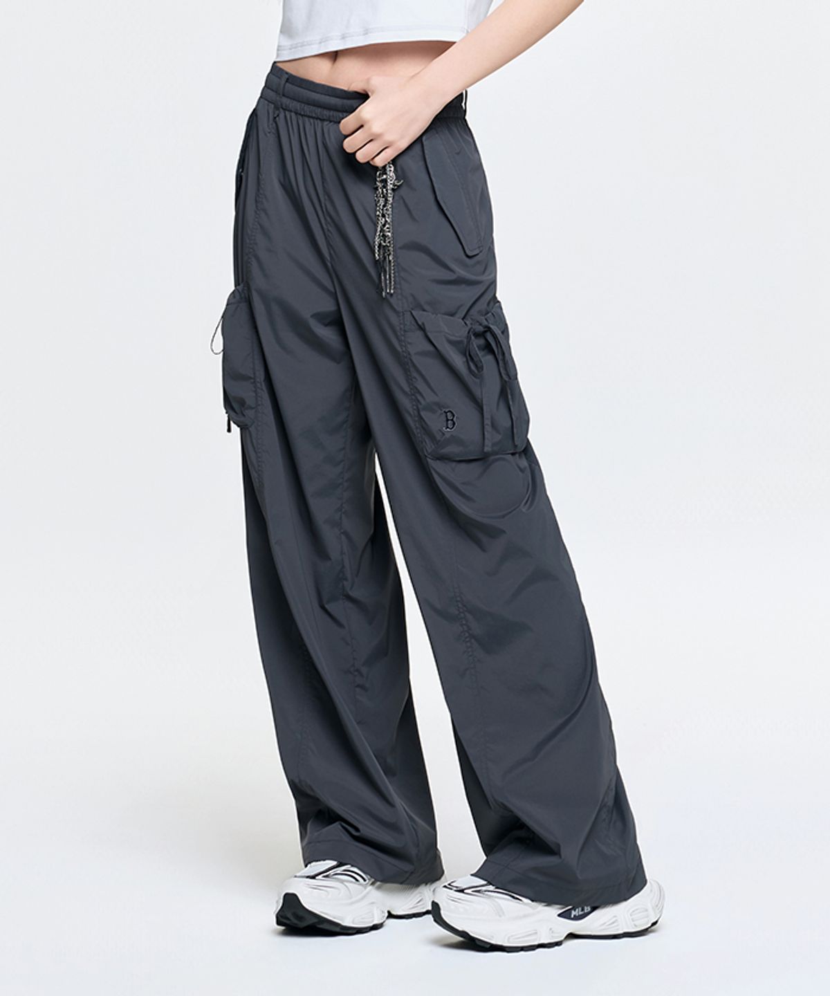 엠엘비(MLB) 여성 고프코어 초경량 리본 카고 세미와이드 팬츠 BOS (D.Charcoal Grey)