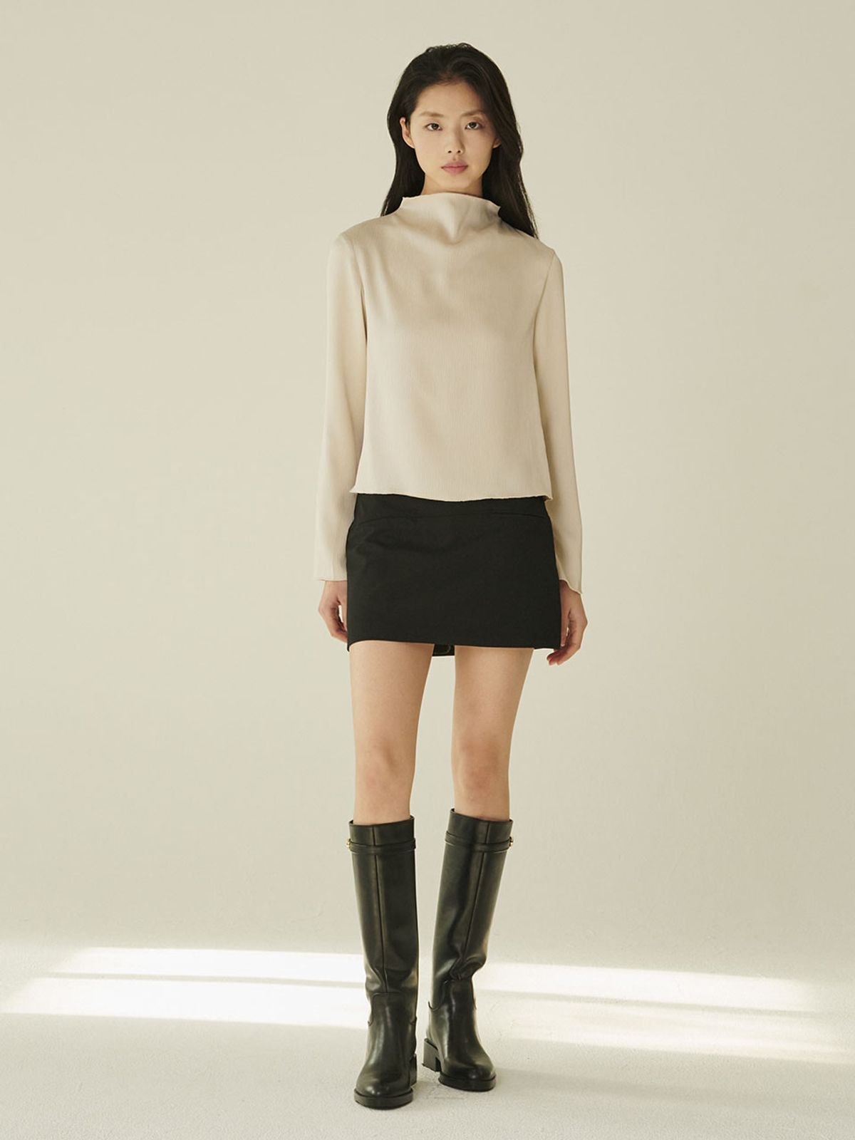 누브(NOUVE) 하프넥 실키 블라우스 - 베이지/ Half‑Neck Silky Blouse - Beige