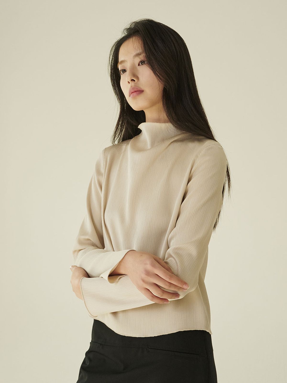 누브(NOUVE) 하프넥 실키 블라우스 - 베이지/ Half‑Neck Silky Blouse - Beige