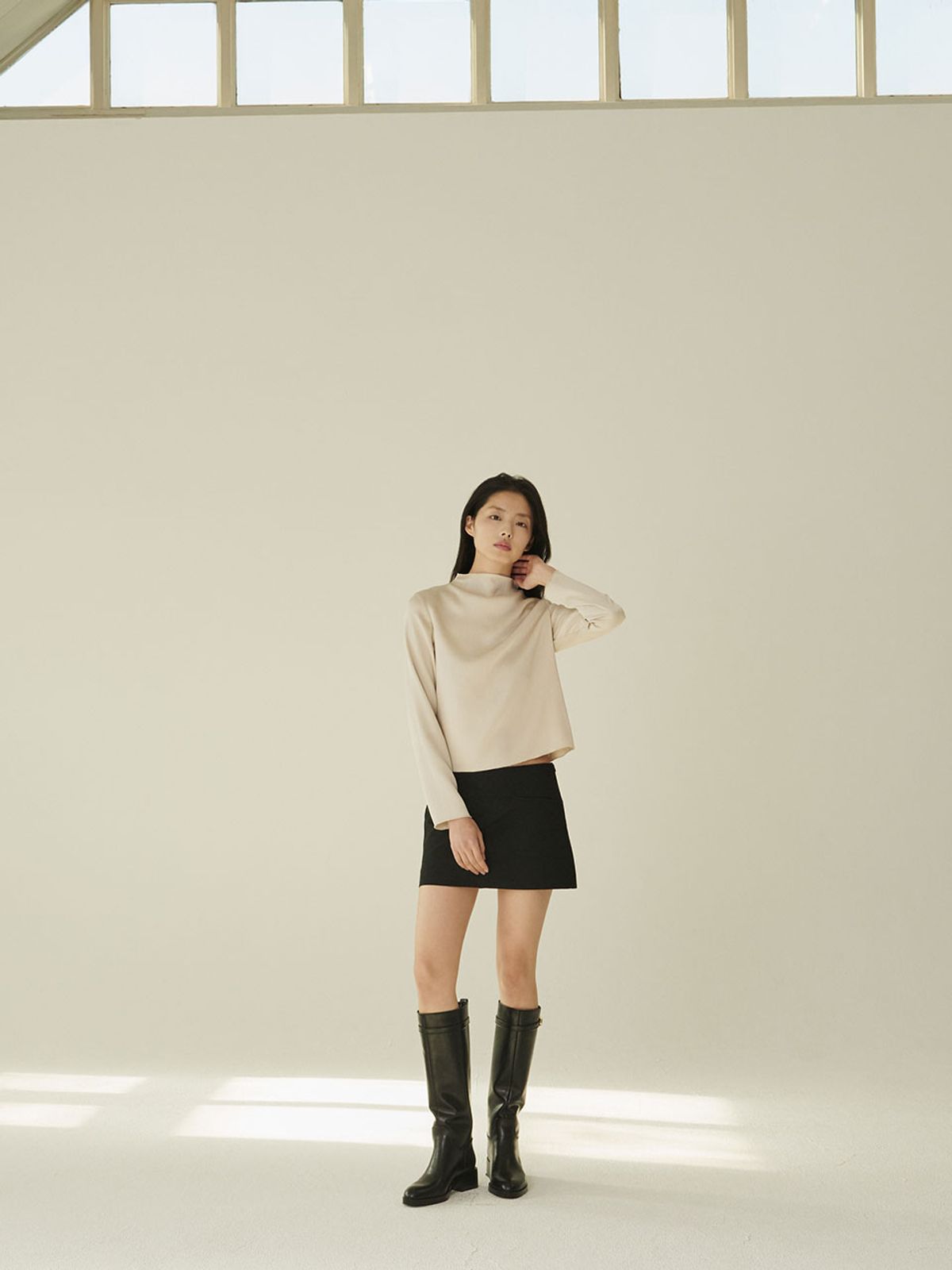 누브(NOUVE) 하프넥 실키 블라우스 - 베이지/ Half‑Neck Silky Blouse - Beige