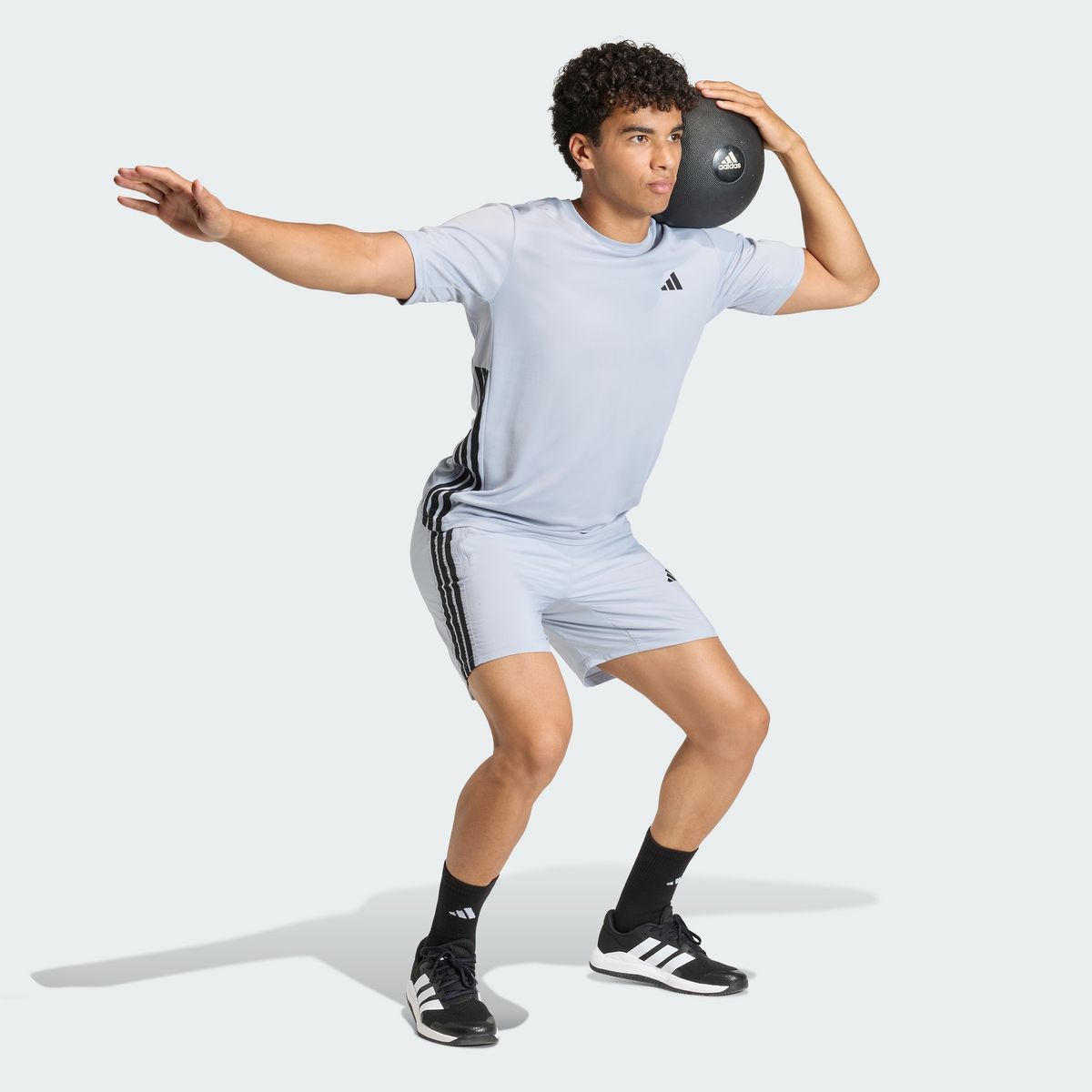아디다스(ADIDAS) 워크아웃 에센셜 베이스 3-스트라이프 우븐 쇼츠 KC5288