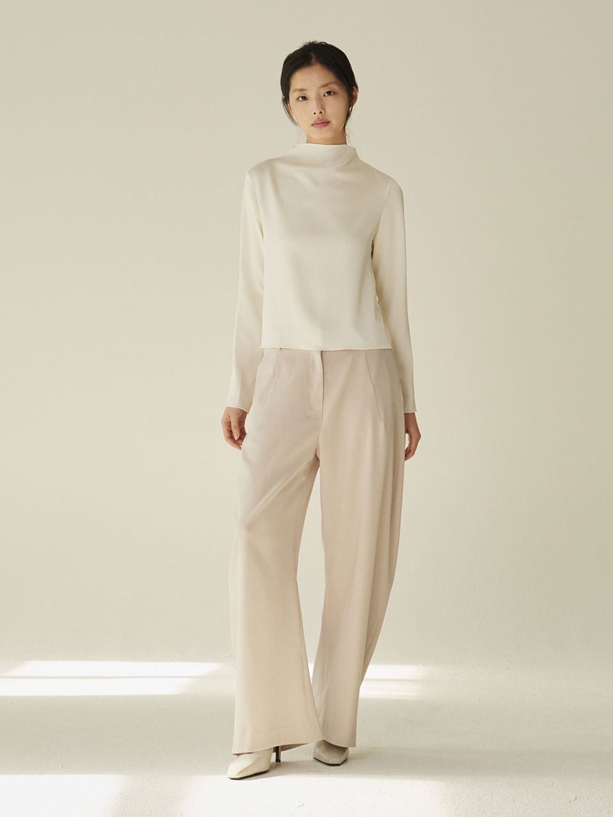 누브(NOUVE) 하프넥 실키 블라우스 - 크림/ Half‑Neck Silky Blouse - Cream