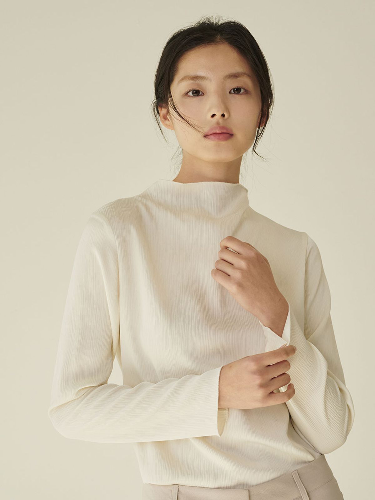 누브(NOUVE) 하프넥 실키 블라우스 - 크림/ Half‑Neck Silky Blouse - Cream