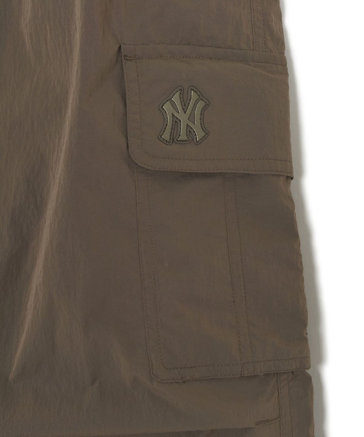 엠엘비(MLB) 여성 고프코어 글로시 하이웨이스트 카고 와이드 플레어 팬츠 NY (L.Brown)