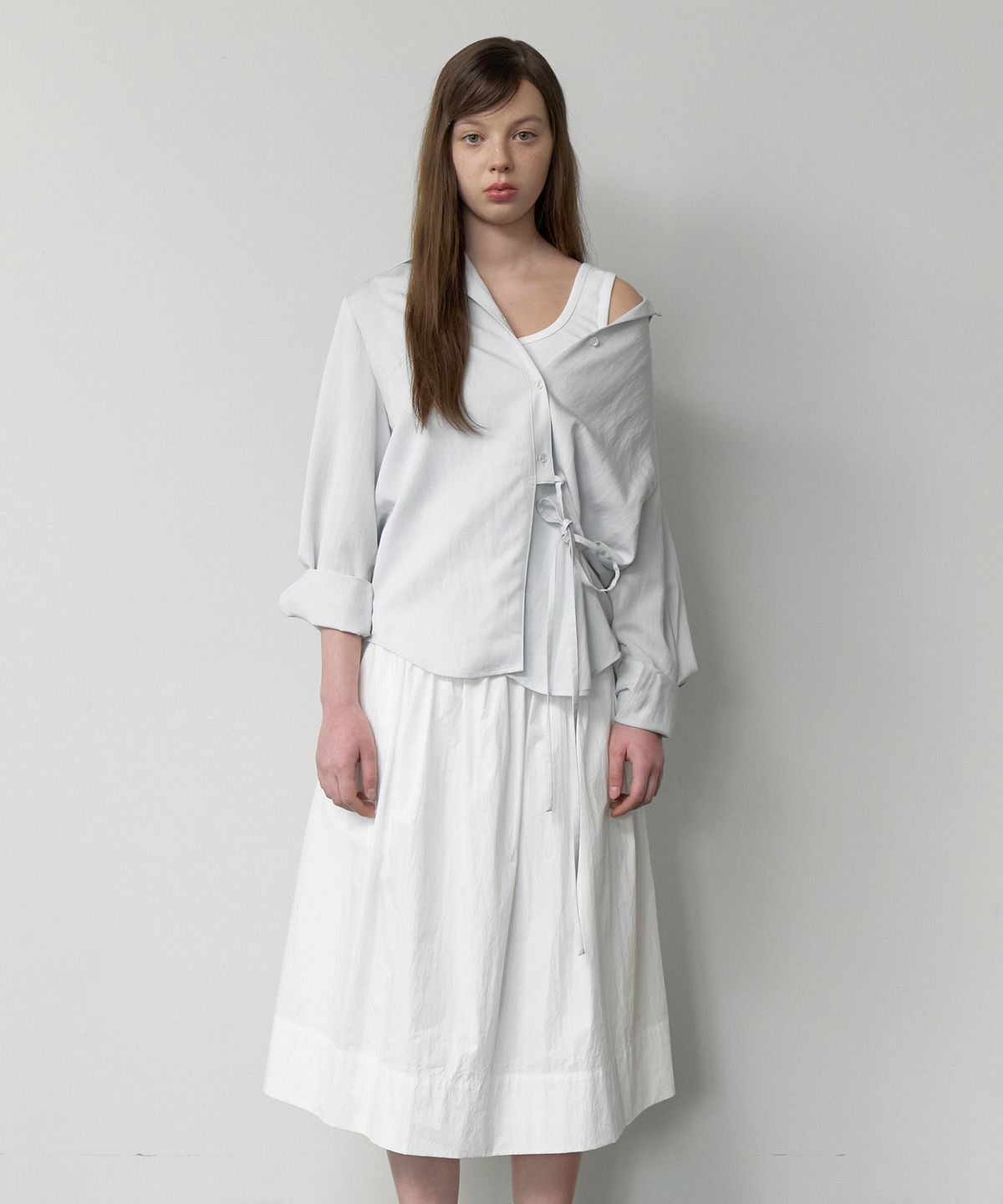 클루니(CLUNY) Veil waist strap shirt - baby blue