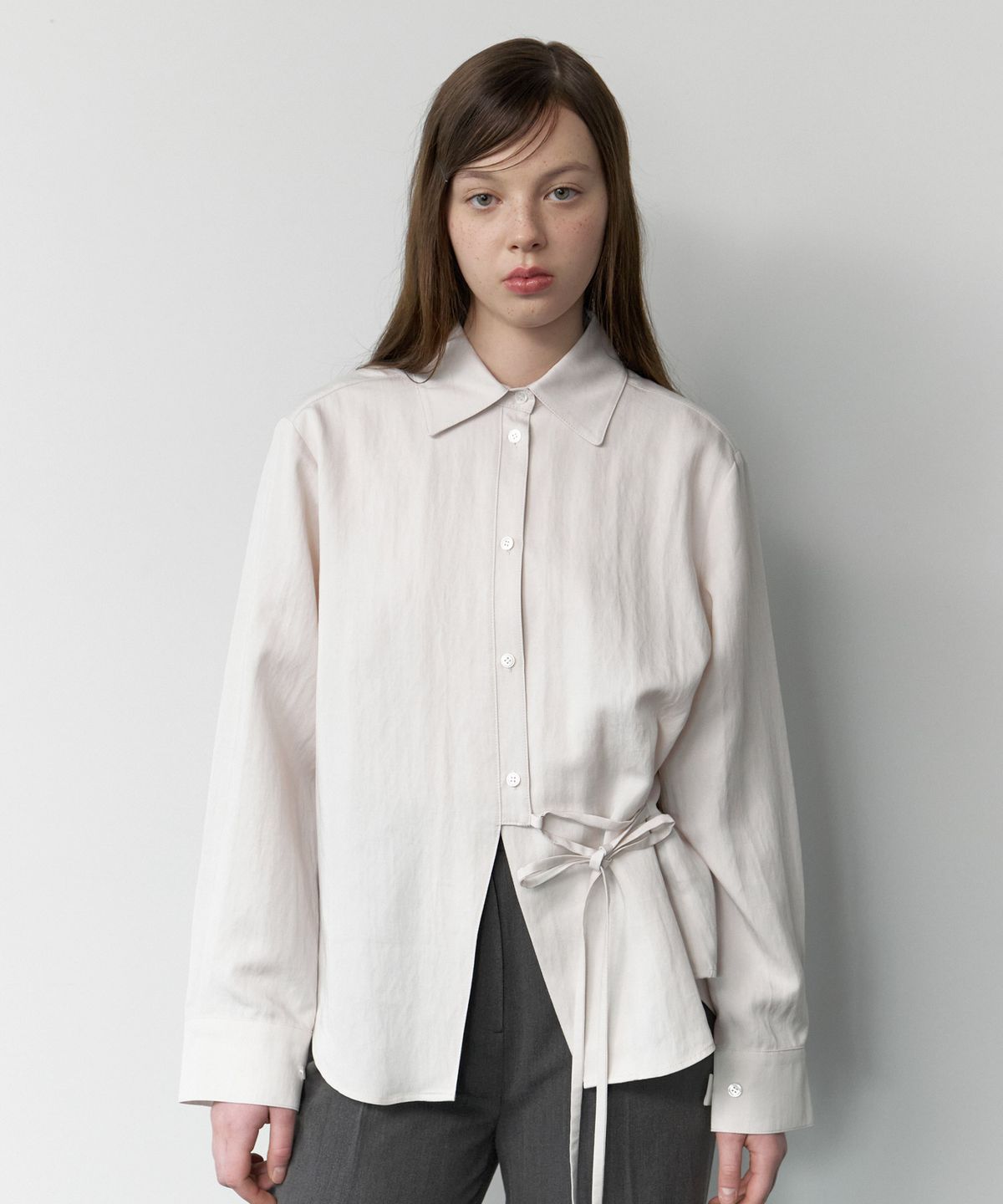 클루니(CLUNY) Veil waist strap shirt - baby blue