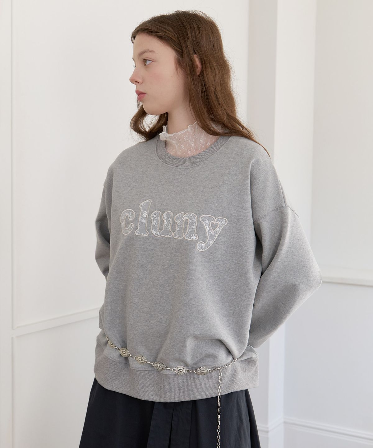 클루니(CLUNY) Lace mood cluny logo sweatshirt - navy