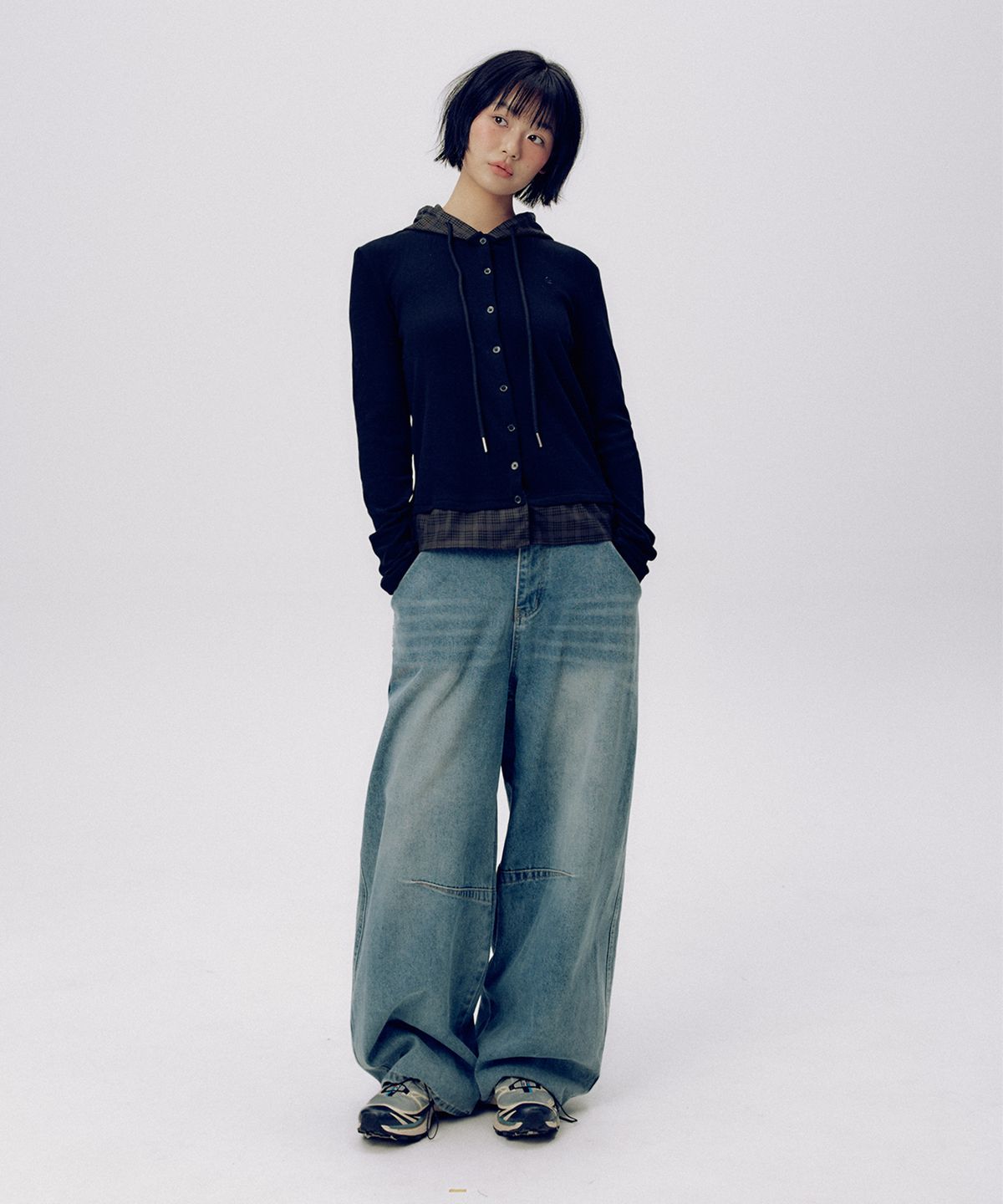 썸플레이스(SOME PLACE) 스팽글 스타 그래픽 내추럴 워시드 벌룬 와이드핏 데님 팬츠 [연청]