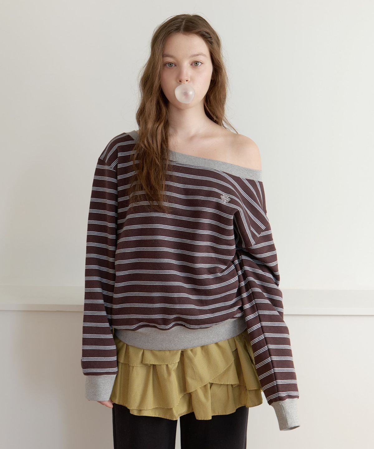 클루니(CLUNY) Stripe off shoulder sweatshirt - gray