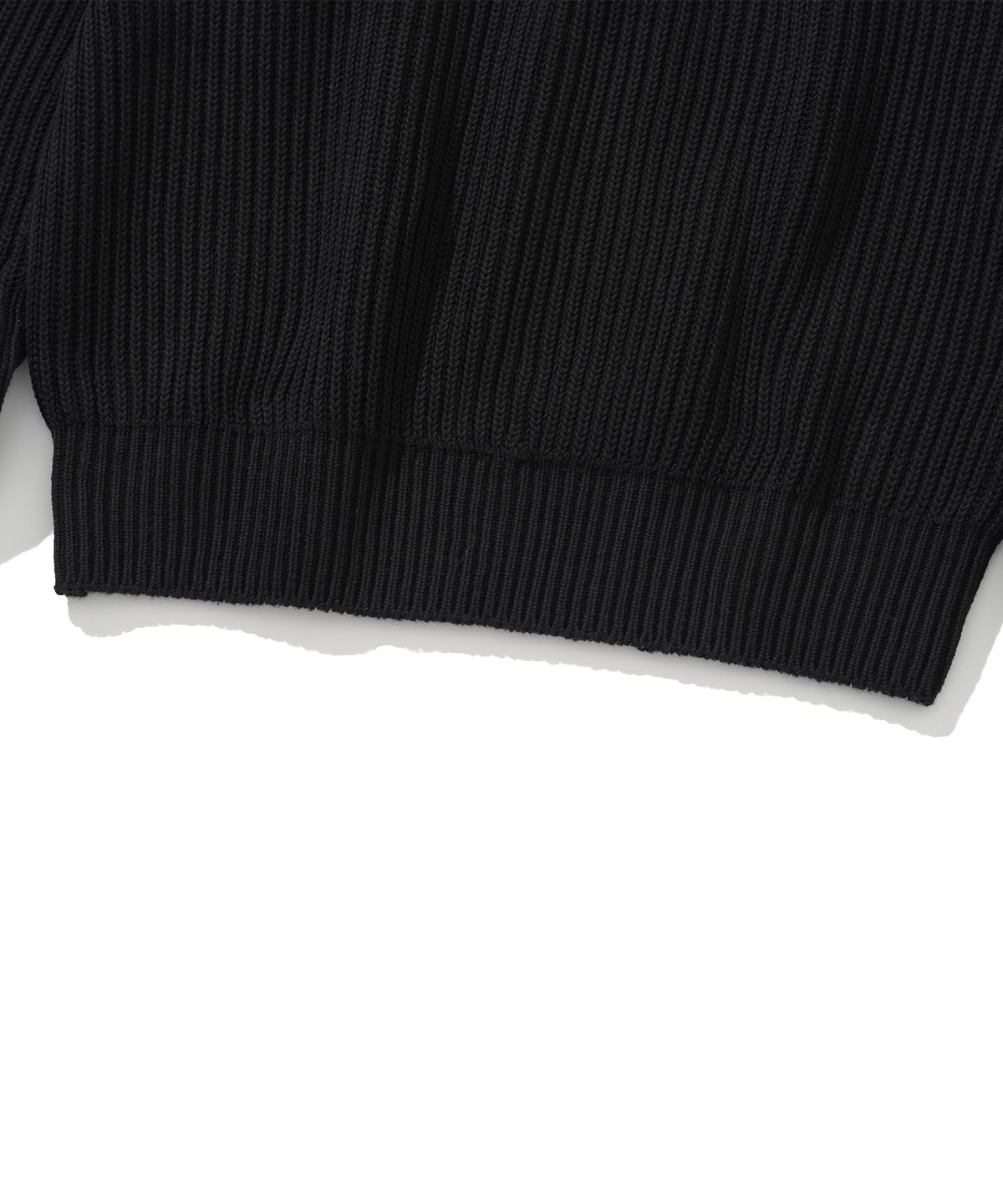 니티드(KNITTED) 헤비 와플 골드 버튼 라운드 니트 BLACK