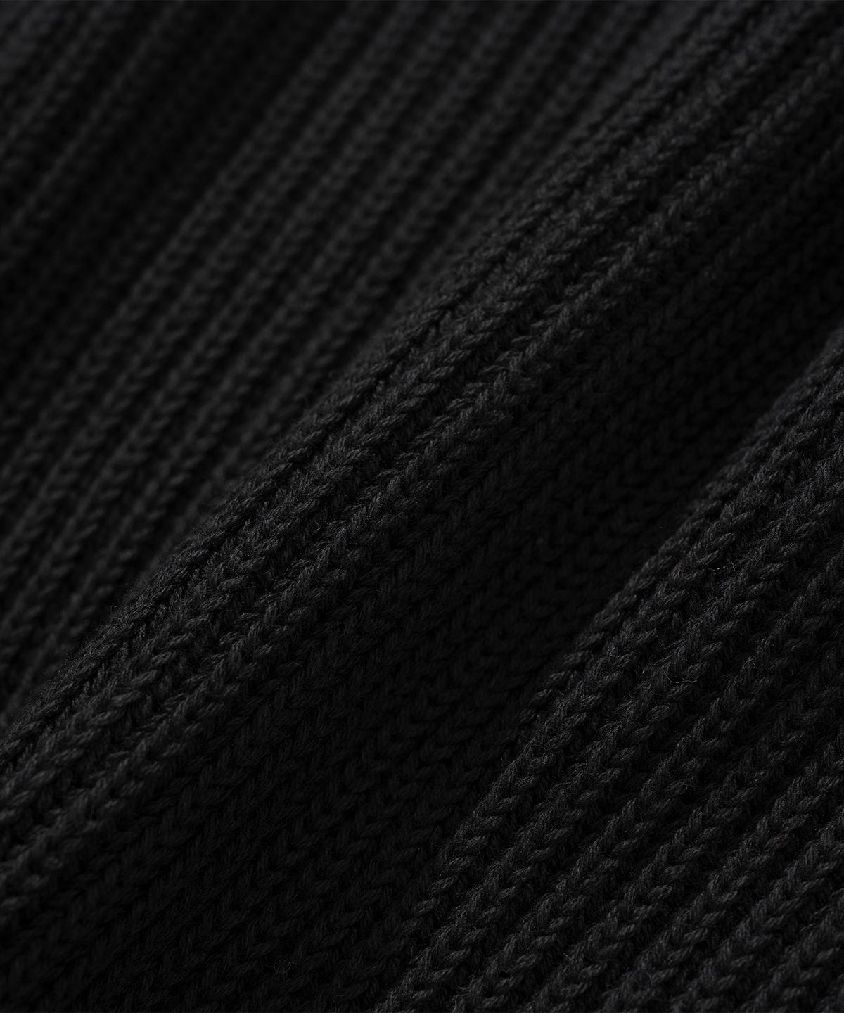 니티드(KNITTED) 헤비 와플 골드 버튼 라운드 니트 BLACK