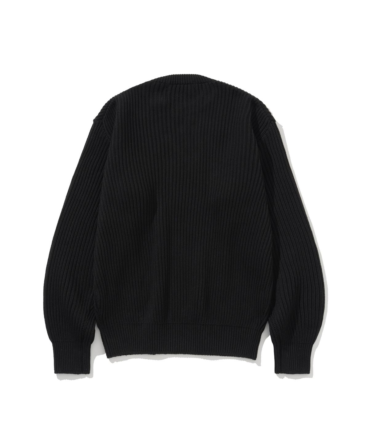 니티드(KNITTED) 헤비 와플 골드 버튼 라운드 니트 BLACK