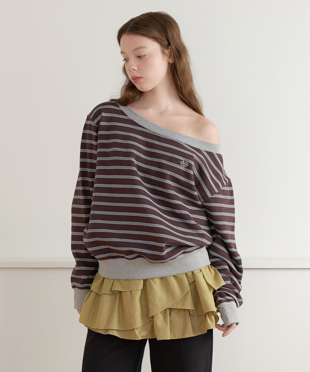 클루니(CLUNY) Stripe off shoulder sweatshirt - brown