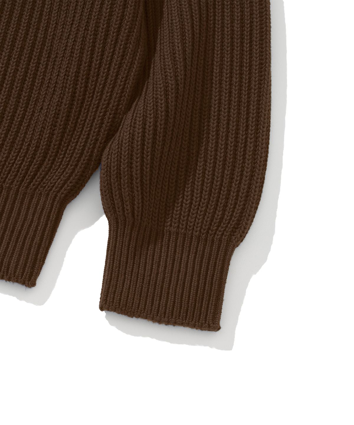 니티드(KNITTED) 헤비 와플 골드 버튼 라운드 니트 BROWN