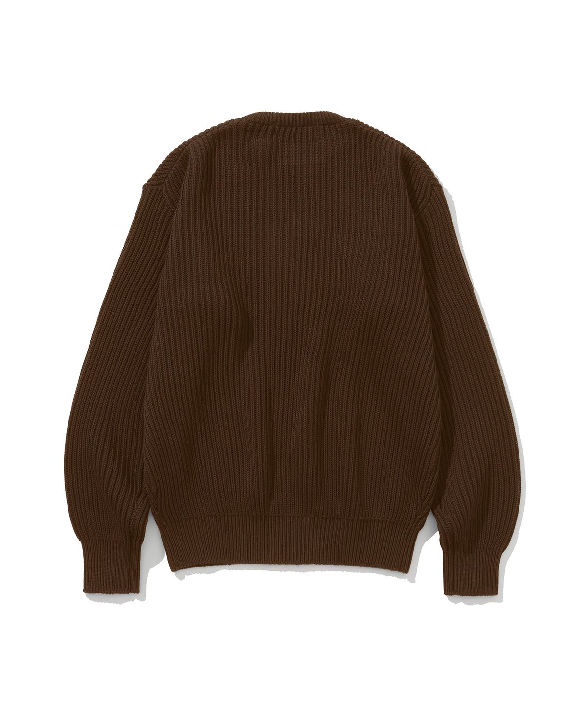 니티드(KNITTED) 헤비 와플 골드 버튼 라운드 니트 BROWN