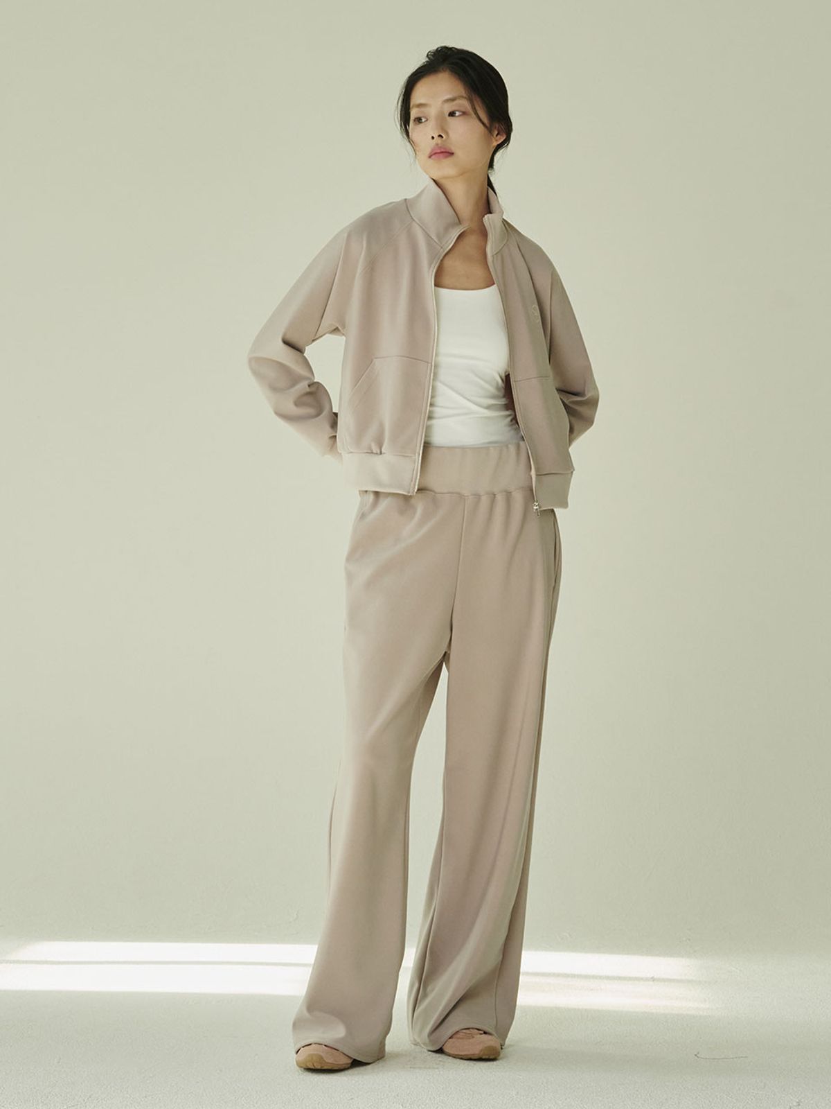 누브(NOUVE) 스트레치 져지 집업 셋업 - 베이지/ Stretch Jersey Zip‑Up Set - Beige