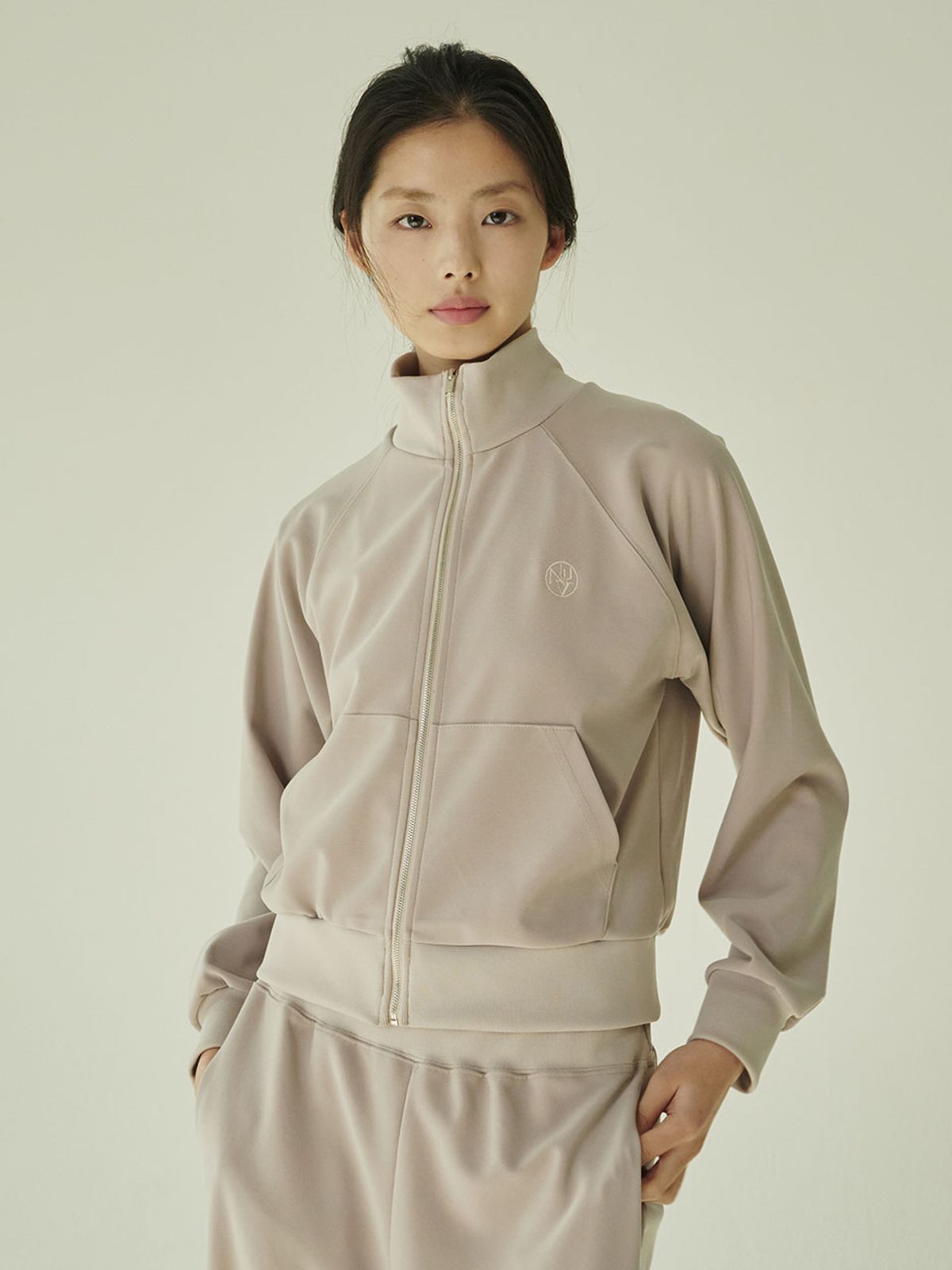 누브(NOUVE) 스트레치 져지 집업 셋업 - 베이지/ Stretch Jersey Zip‑Up Set - Beige