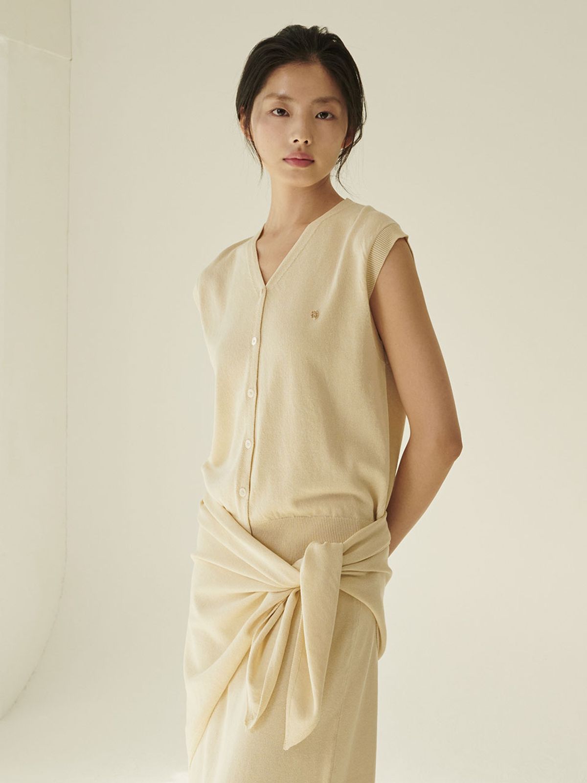 누브(NOUVE) [세트] 린넨 슬리브리스 가디건 + 스커트 + 숄 - 라이트 베이지/ [Set] Linen Sleeveless Cardigan + Skirt + Shawl - L.Beige