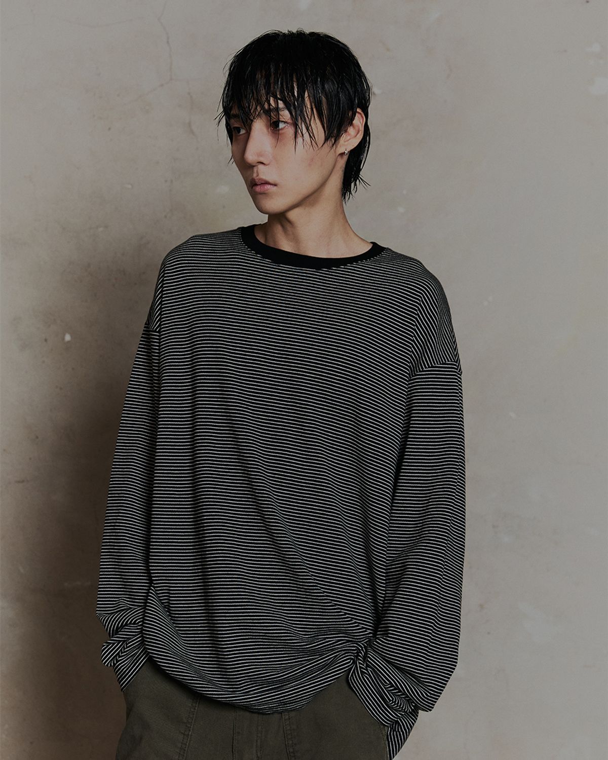 덤(THUMB) Fine Stripe Grunge long-sleeved tee