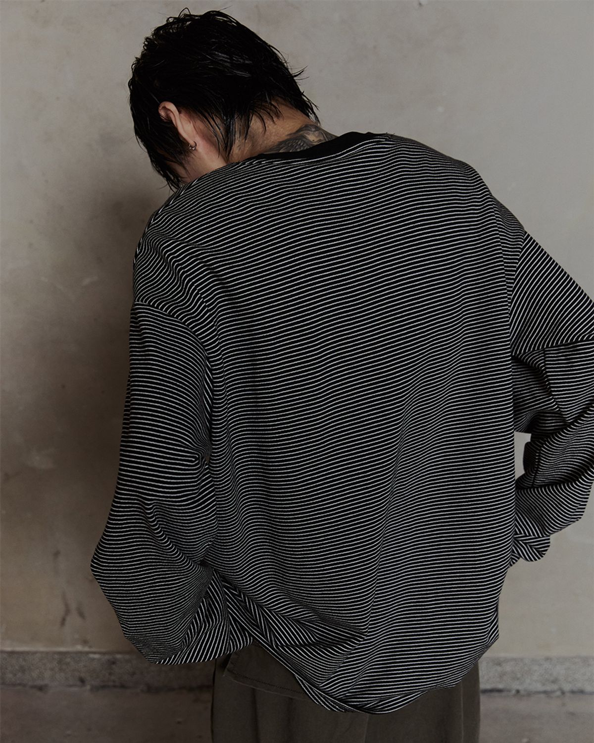 덤(THUMB) Fine Stripe Grunge long-sleeved tee