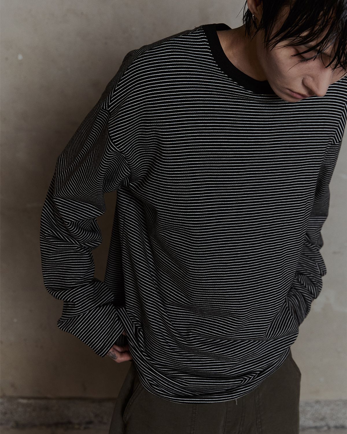 덤(THUMB) Fine Stripe Grunge long-sleeved tee
