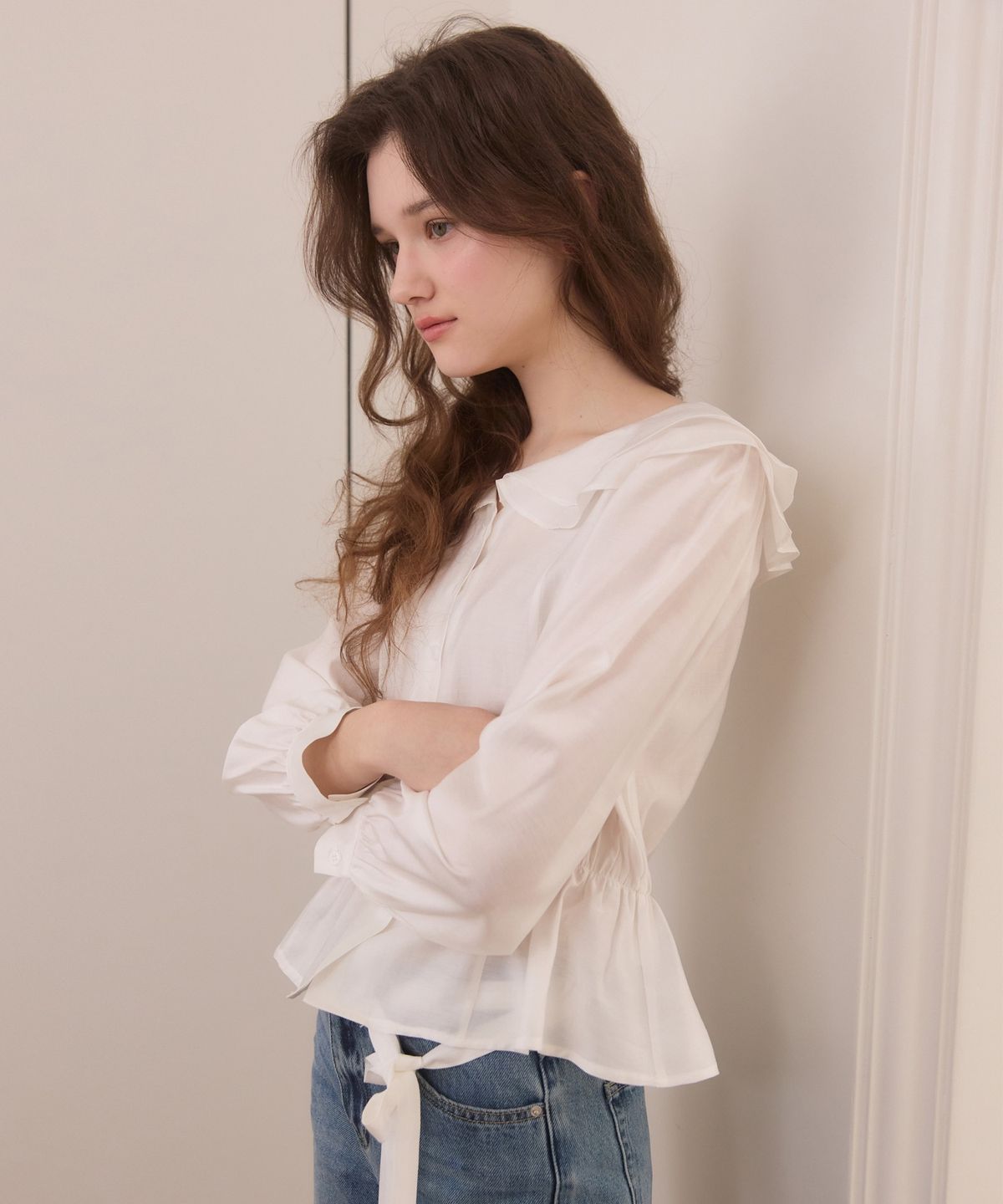 어다울(ADAUL) Duffle shirring ruffle tie blouse - white