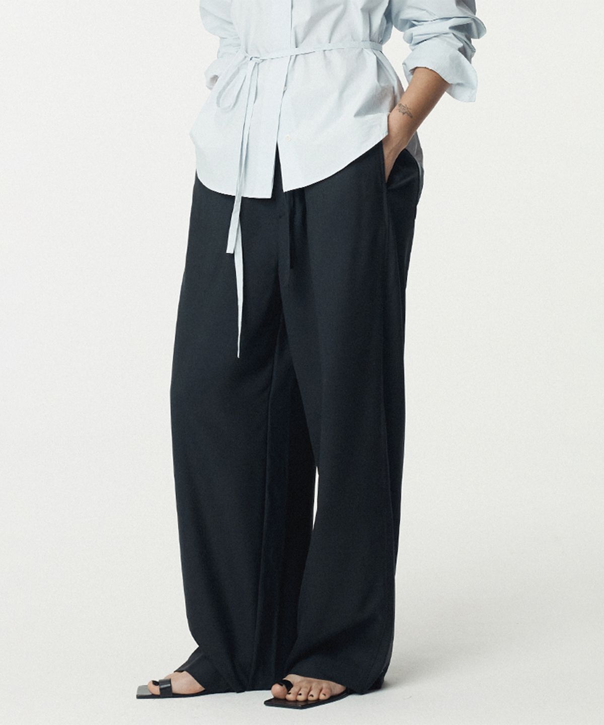 우마뭉(UMARMUNG) Japanese Tropical Wool Fluid Pants_Midnight