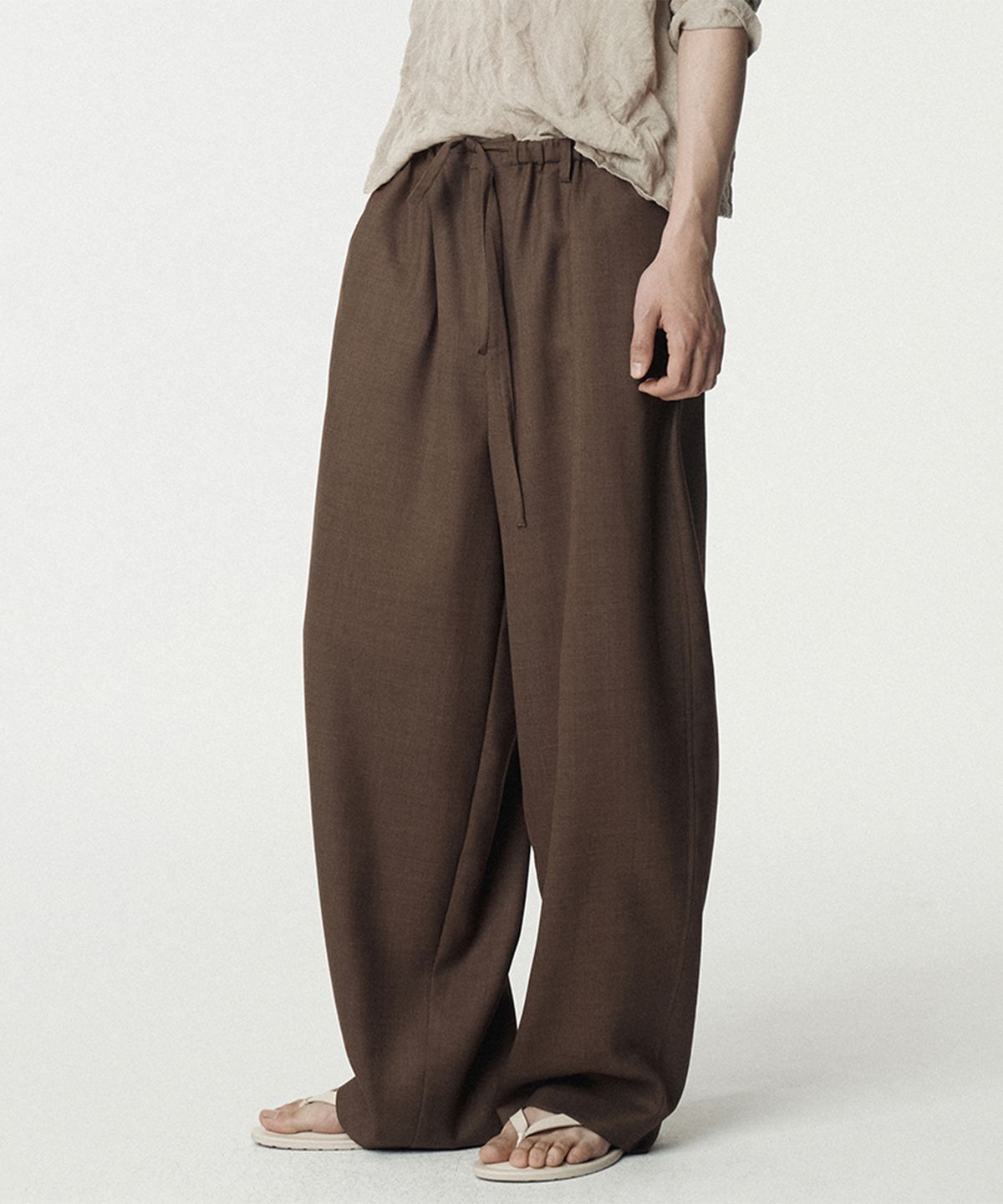 우마뭉(UMARMUNG) Japanese Tropical Wool Fluid Pants_Taupe