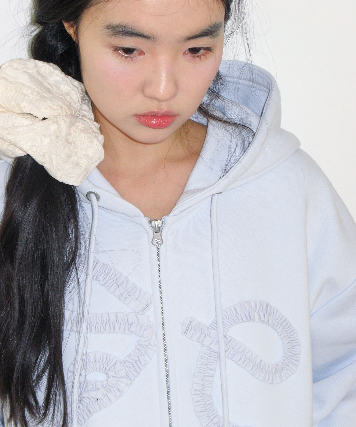 아메스 월드와이드(AMES-WORLDWIDE) RIBBON APPLIQUE FRILL HOODIE ZIP-UP BLUE