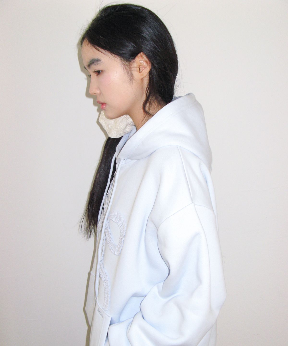 아메스 월드와이드(AMES-WORLDWIDE) RIBBON APPLIQUE FRILL HOODIE ZIP-UP BLUE
