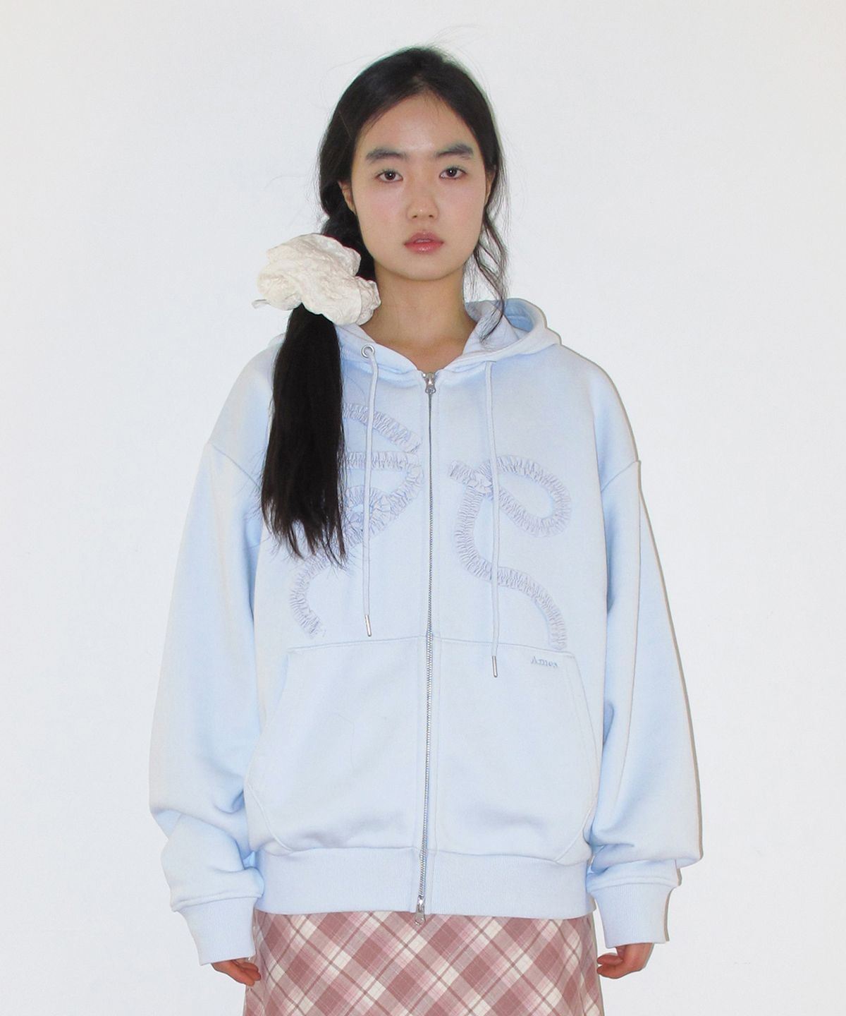 아메스 월드와이드(AMES-WORLDWIDE) RIBBON APPLIQUE FRILL HOODIE ZIP-UP BLUE
