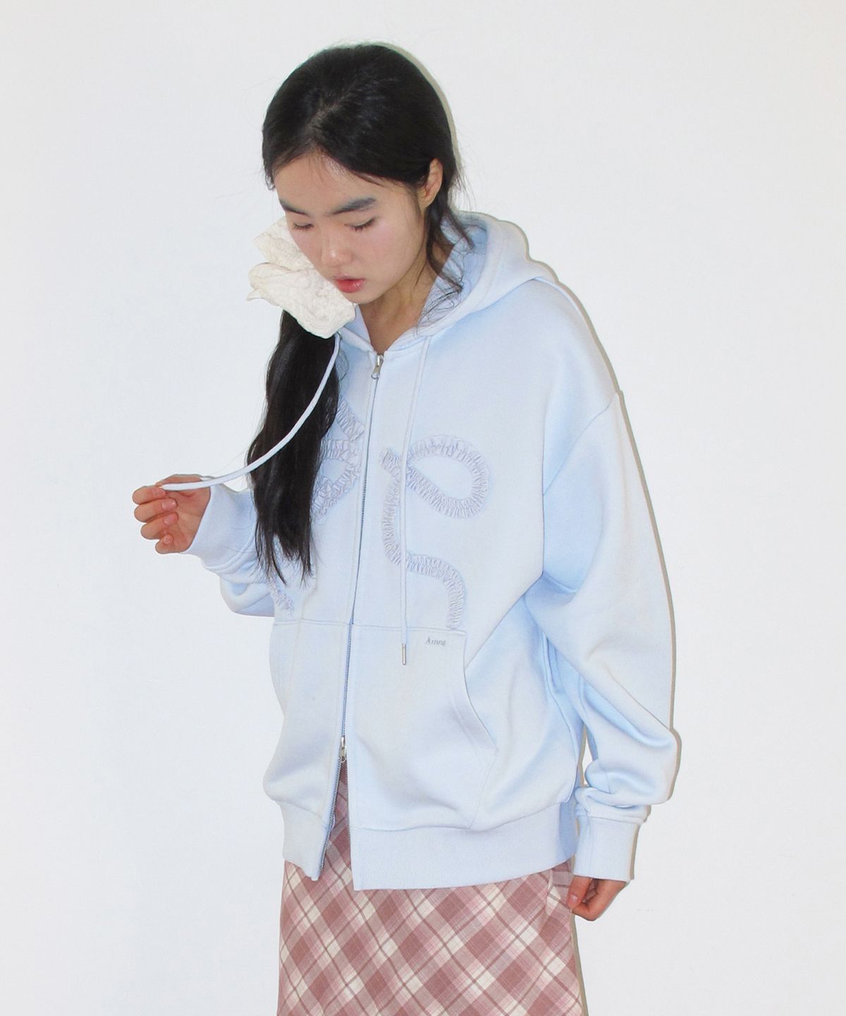 아메스 월드와이드(AMES-WORLDWIDE) RIBBON APPLIQUE FRILL HOODIE ZIP-UP BLUE