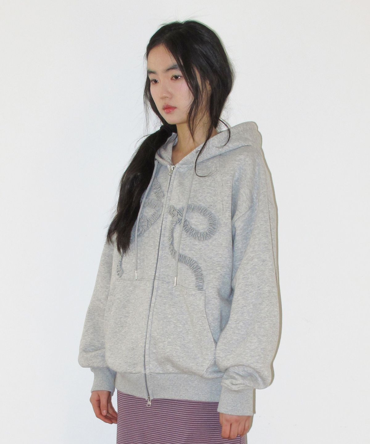 아메스 월드와이드(AMES-WORLDWIDE) RIBBON APPLIQUE FRILL HOODIE ZIP-UP GREY