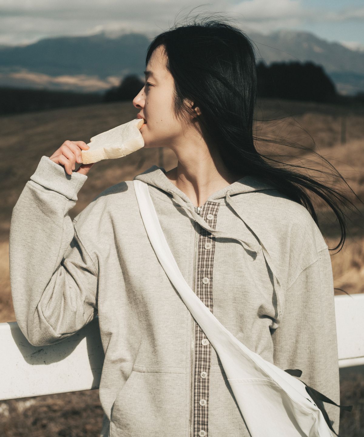 오헤시오(OHESHIO) LIGHT COTTON HOBO BAG, WHITE