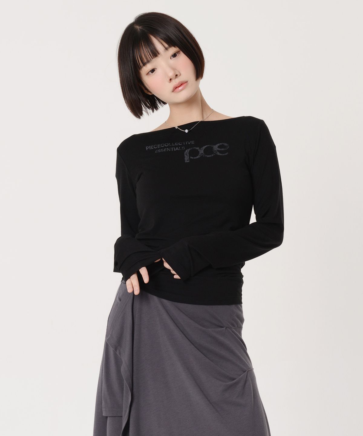 피스메이커(PIECE MAKER) PCE 크랙 로고 보트넥 슬림 롱슬리브 (블랙)