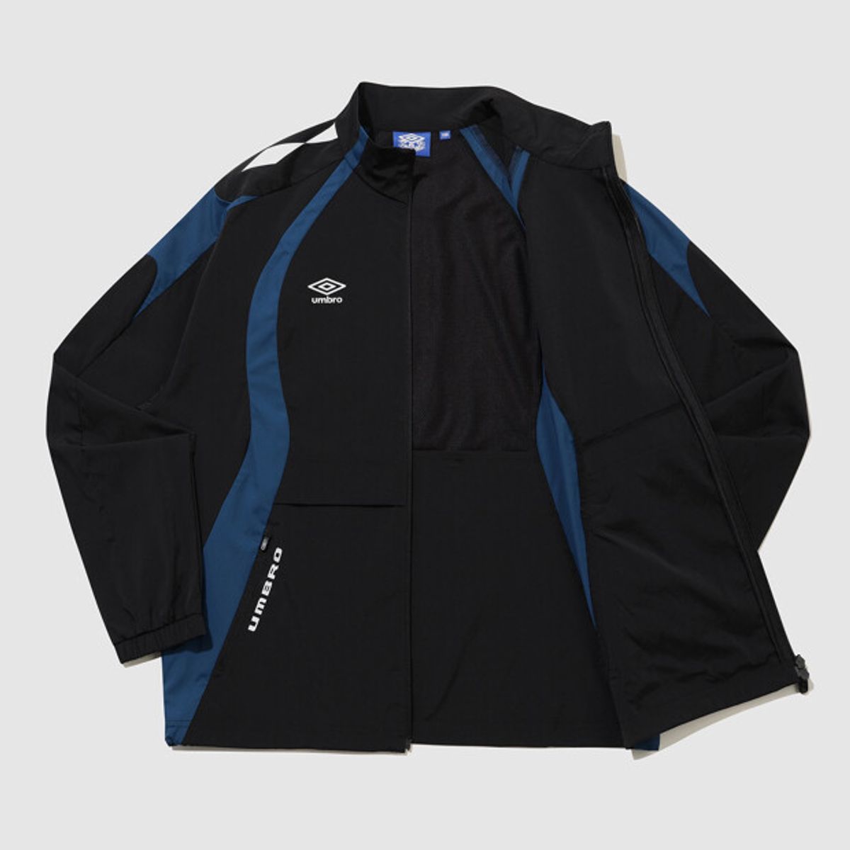 엄브로(UMBRO) PTR 우븐 워밍업 스탠넥 바람막이 자켓 블랙 UR121SJK39