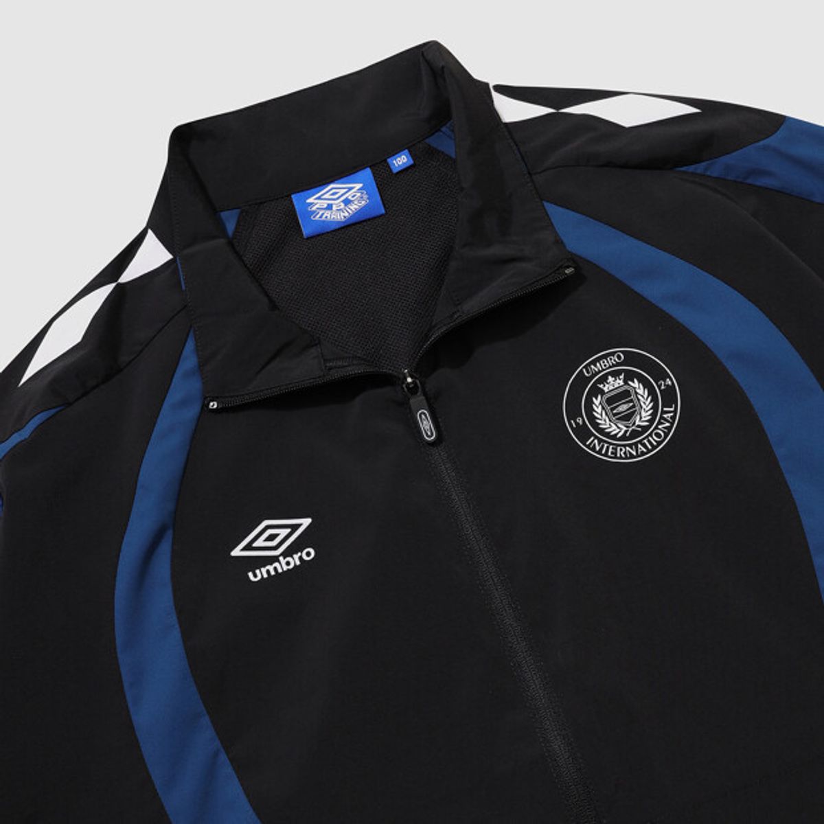 엄브로(UMBRO) PTR 우븐 워밍업 스탠넥 바람막이 자켓 블랙 UR121SJK39