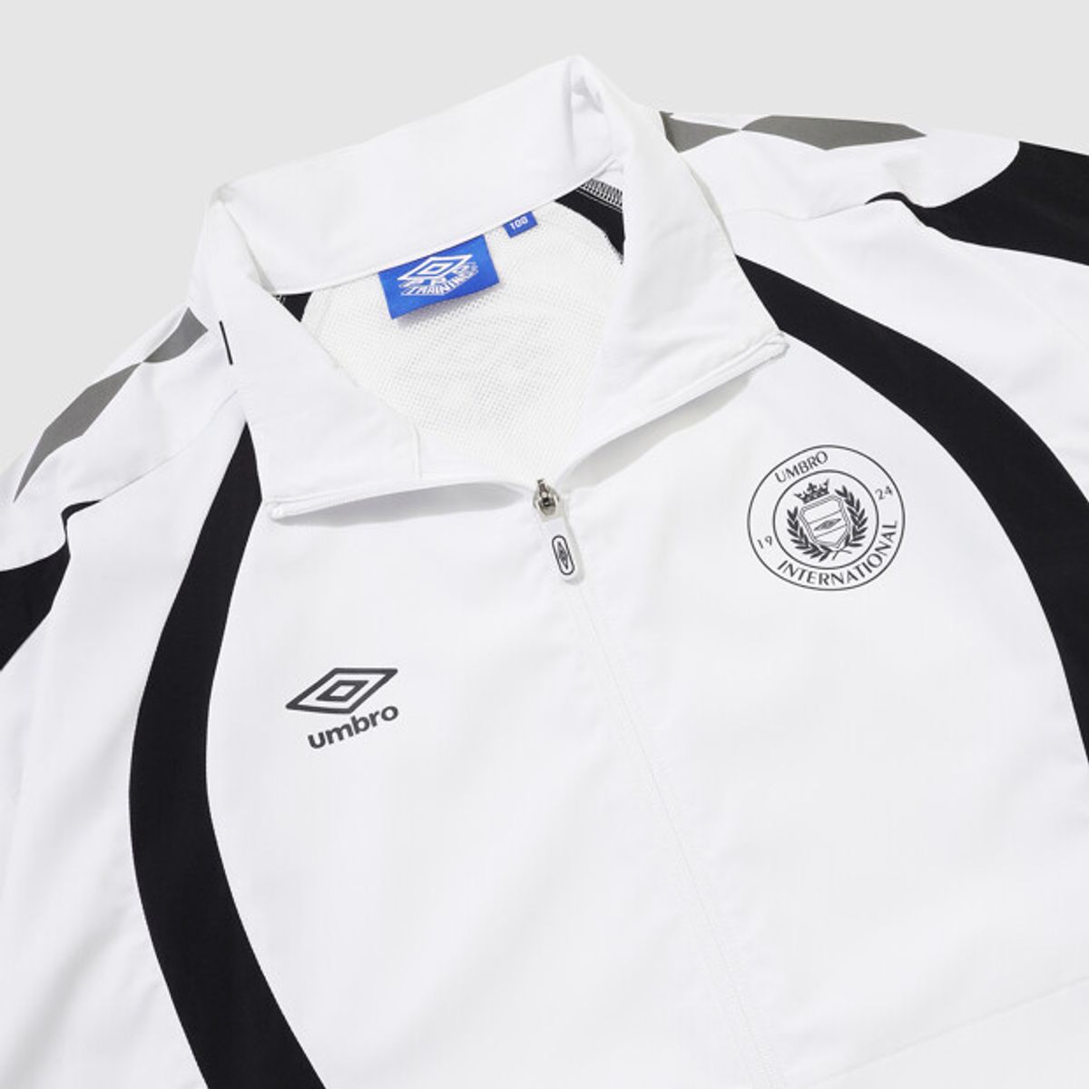 엄브로(UMBRO) PTR 우븐 워밍업 스탠넥 바람막이 자켓 화이트 UR121SJK39