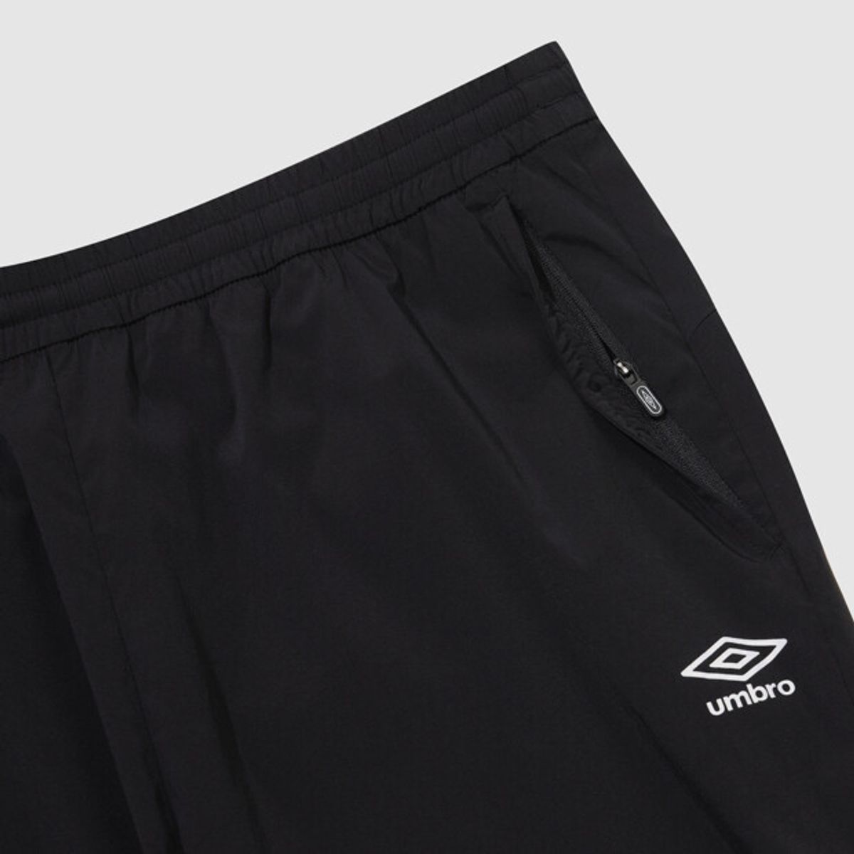 엄브로(UMBRO) PTR 우븐 워밍업 조거 팬츠 블랙 UR121SPT39