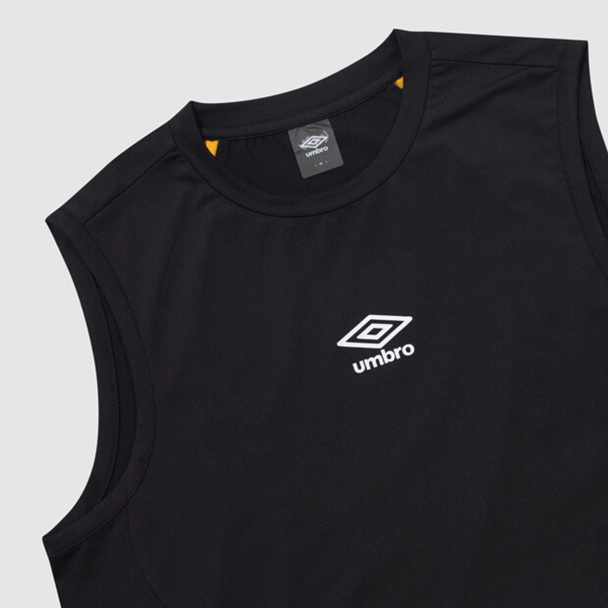 엄브로(UMBRO) PTR 메쉬 풋볼 슬리브리스 티셔츠 블랙 UR121SSL39