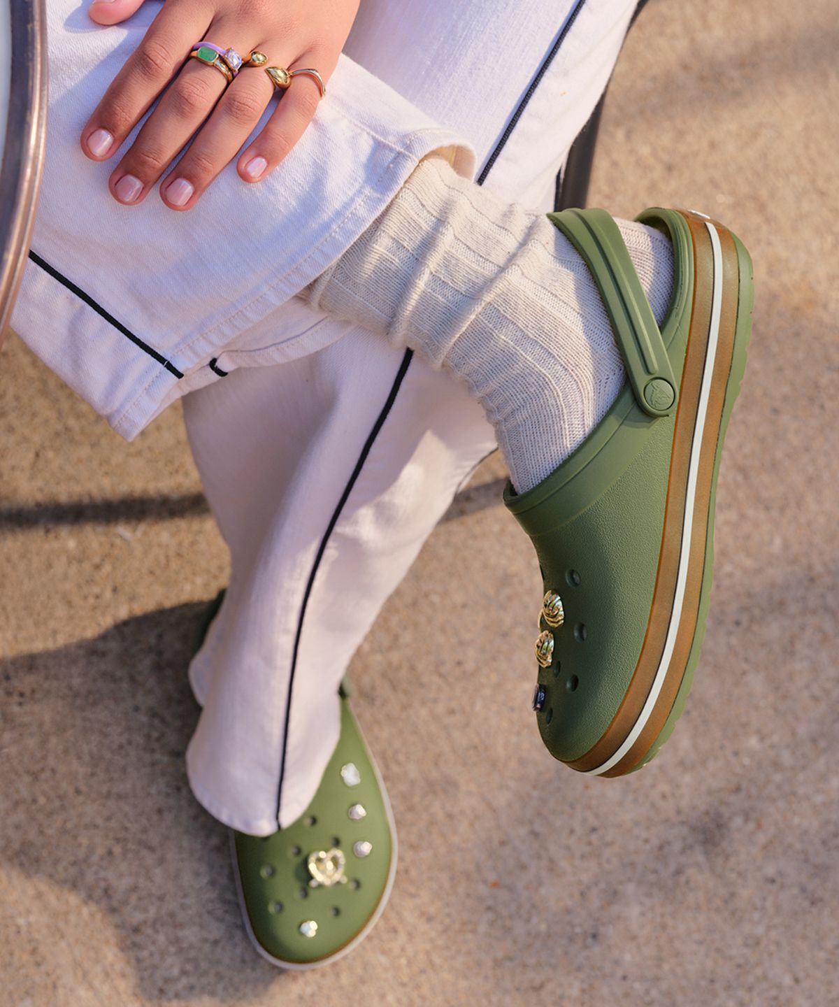크록스(CROCS) 크록밴드 검 클로그 - 카고 / 212756-3BX