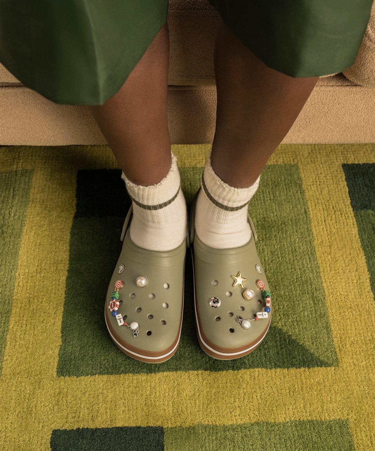 크록스(CROCS) 크록밴드 검 클로그 - 카고 / 212756-3BX