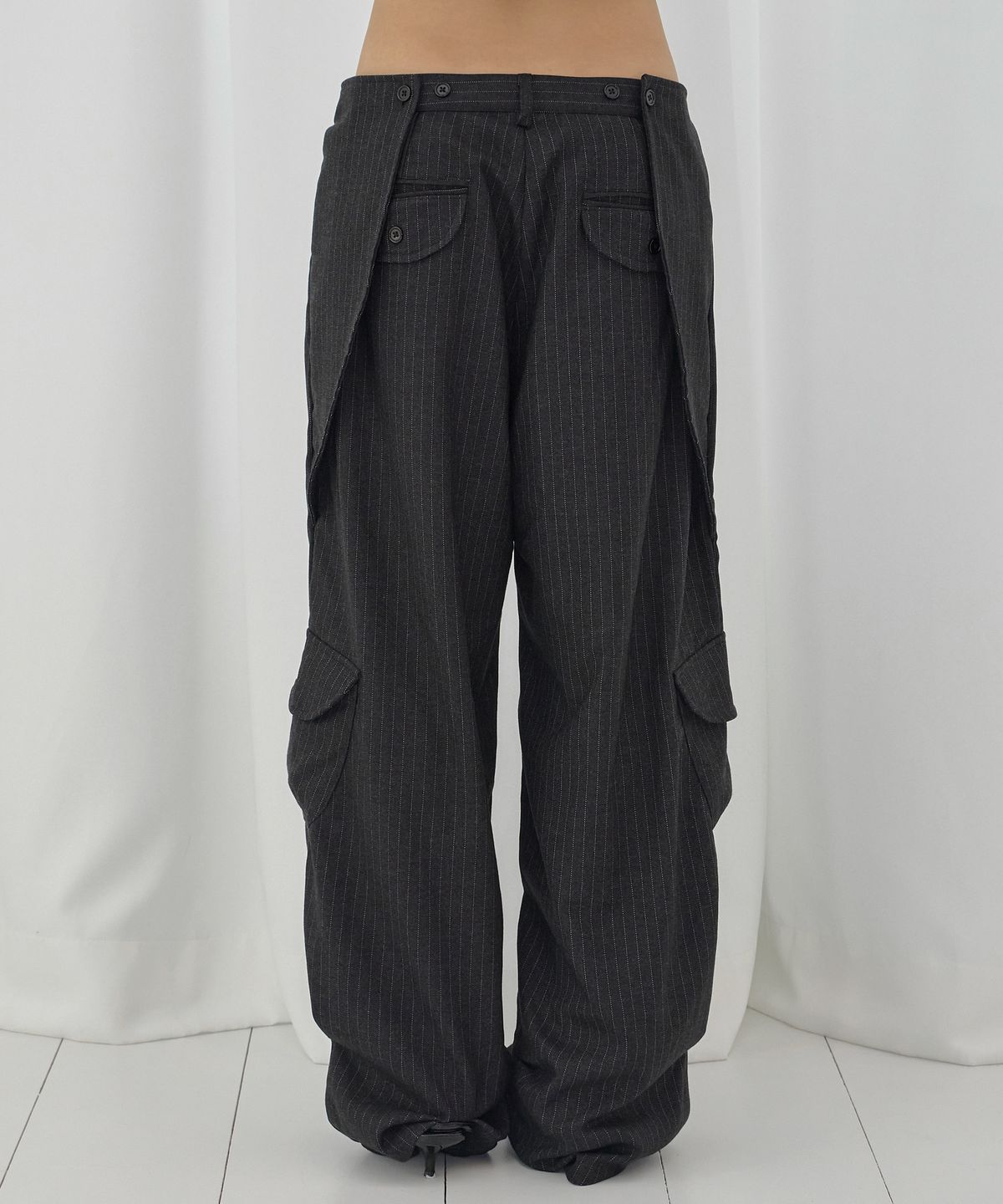 팬시클럽(FANCY CLUB) 윙스 카고 슬랙스 (CHARCOAL) F26QD156