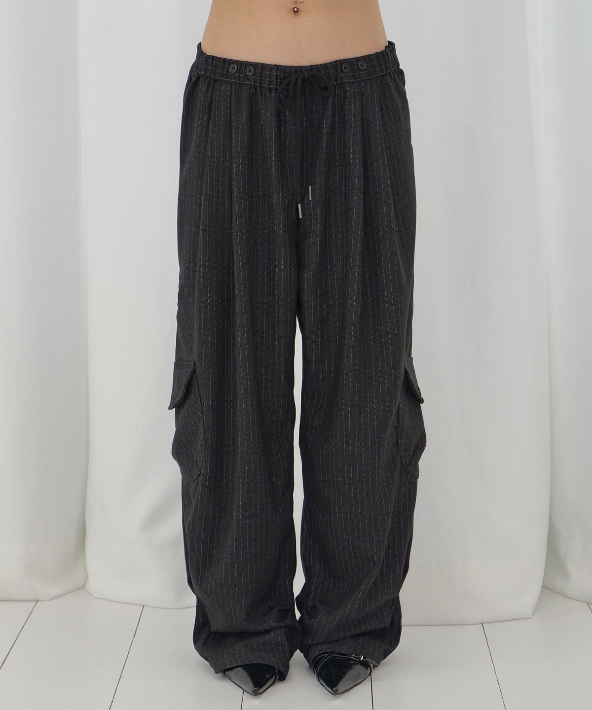 팬시클럽(FANCY CLUB) 윙스 카고 슬랙스 (CHARCOAL) F26QD156