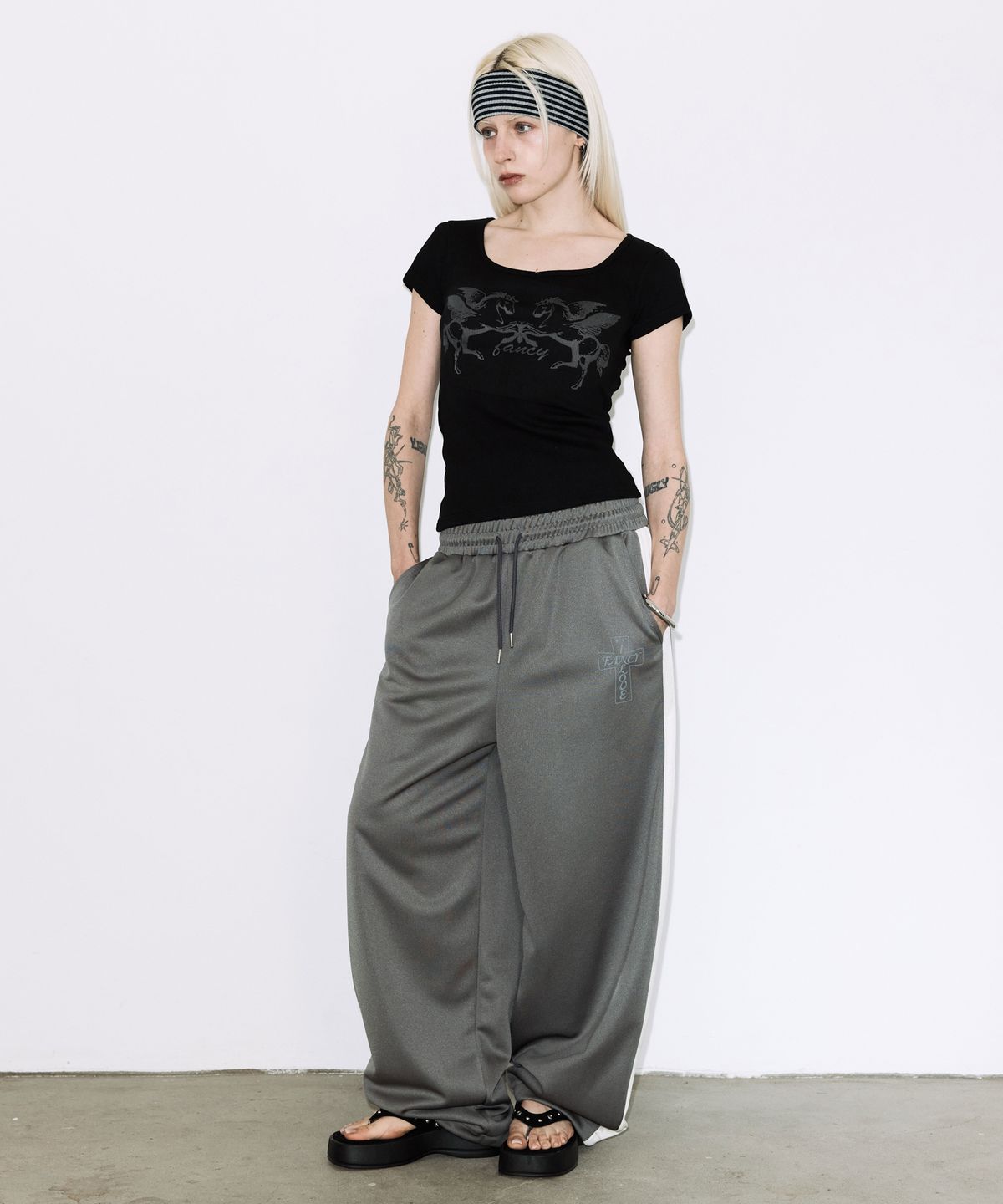 팬시클럽(FANCY CLUB) 페가수스 리브드 탑 (BLACK) F26QB058