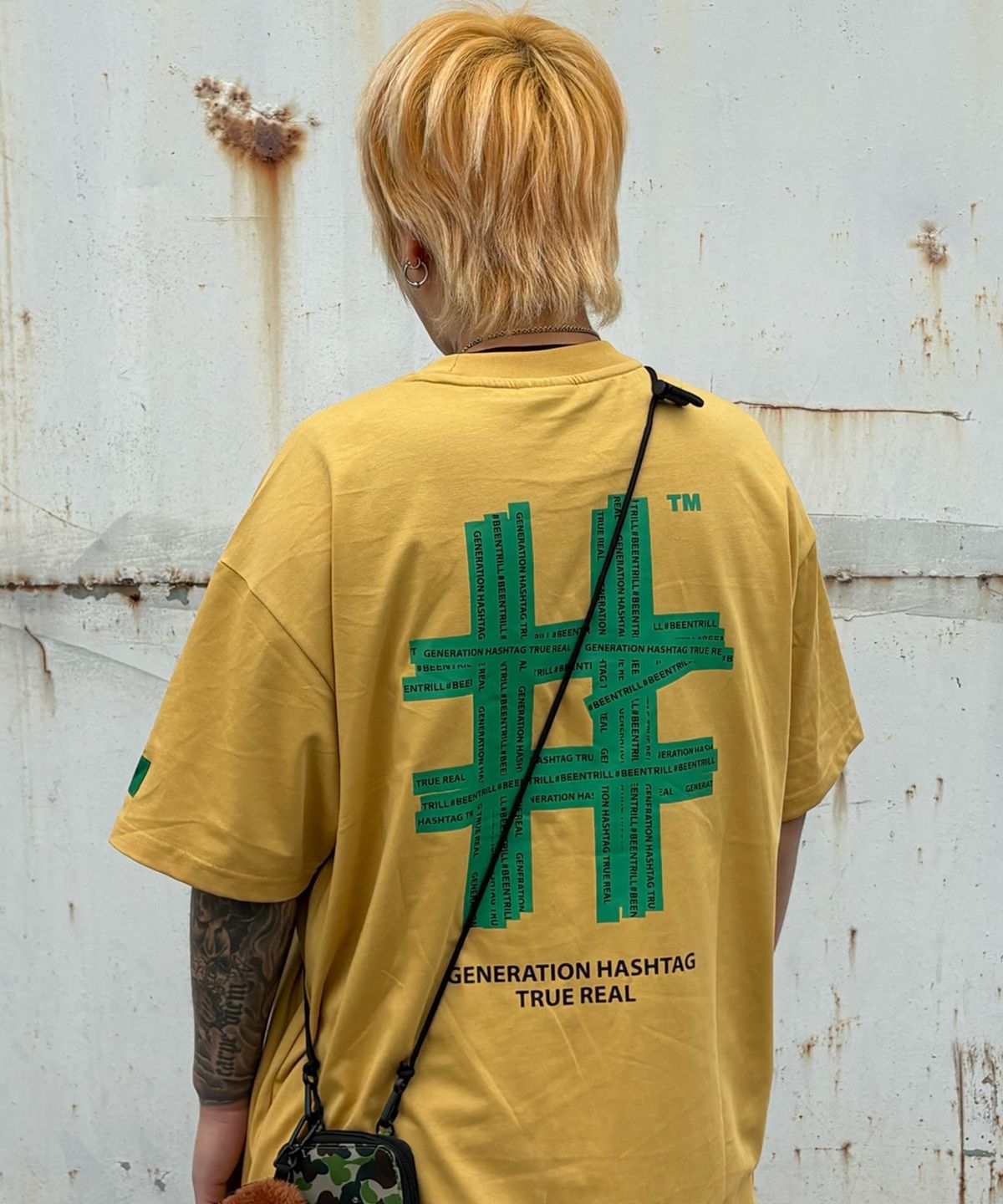 빈트릴(BEENTRILL) 그린 테이핑 해시태그 오버핏 반팔티(머스타드)