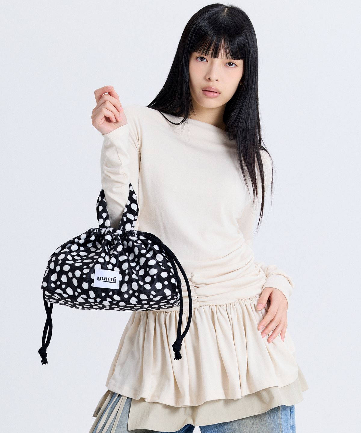 마크니(MACNI) PEBBLE DOT STRING PUFFY BAG DOT BLACK