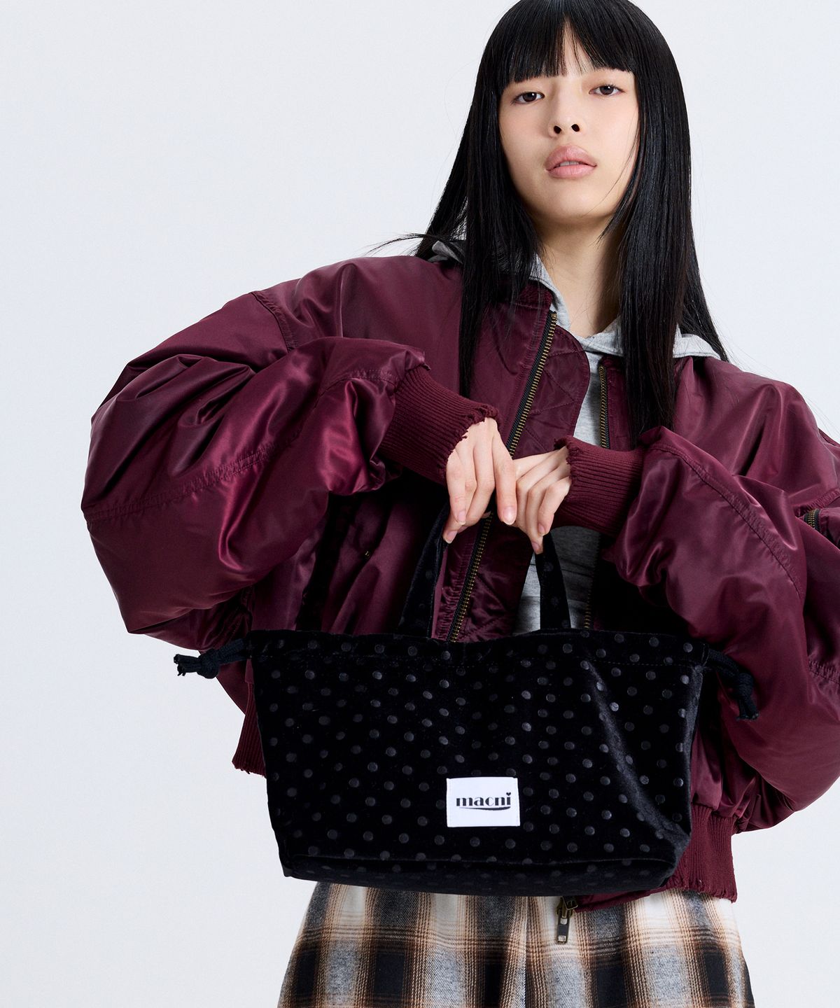 마크니(MACNI) DOT VELVET STRING PUFFY BAG VELVET BLACK