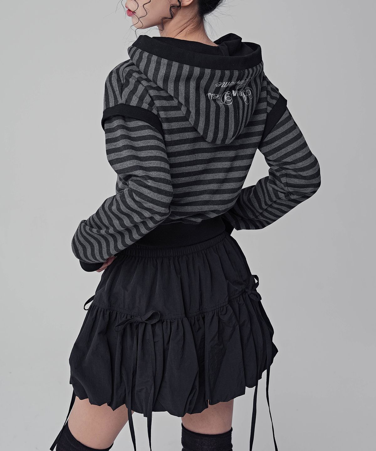 어반드레스(AVANDRESS) 트루디 스트라이프 크롭 후디 집업 블랙