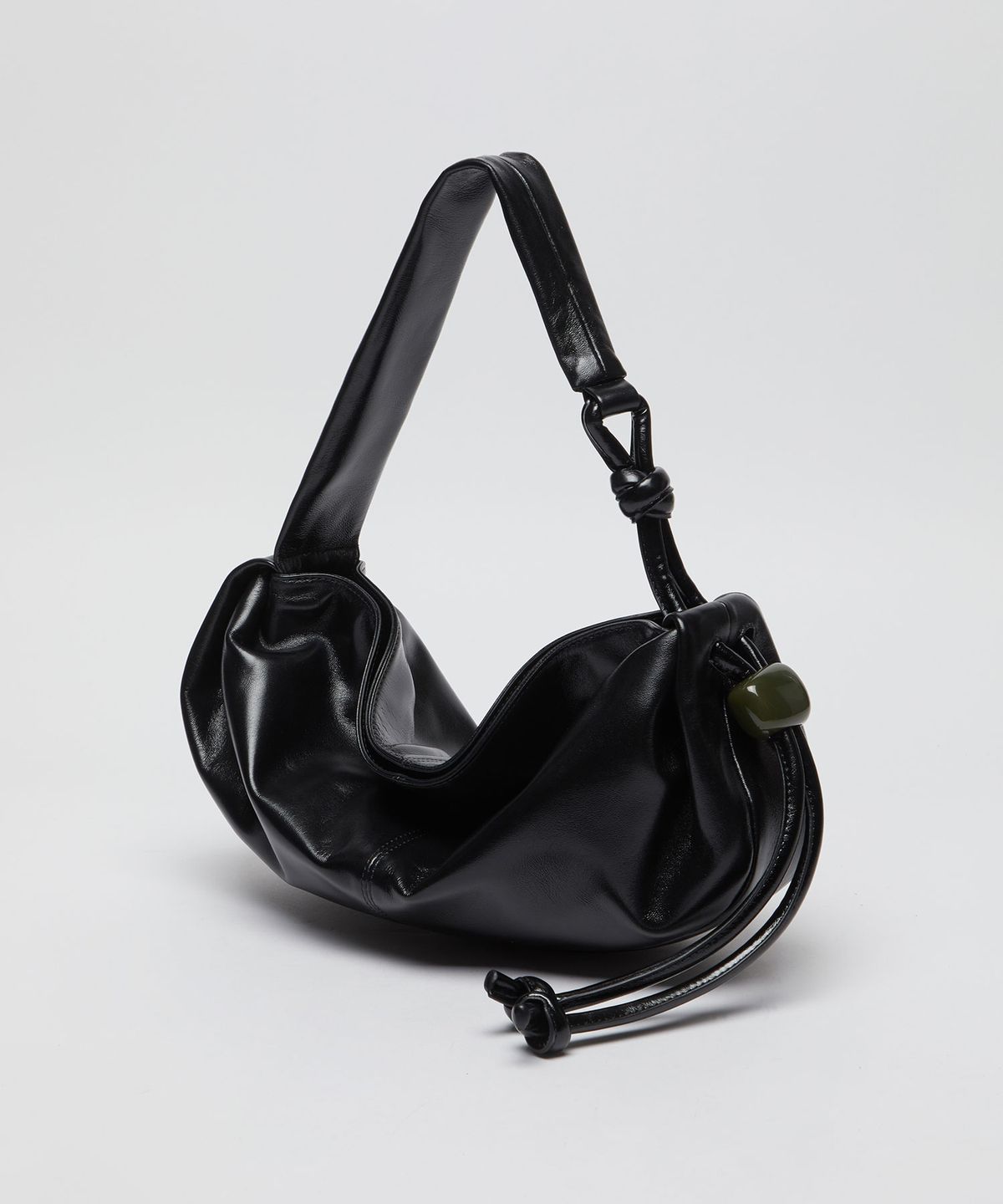 아카이브앱크(ARCHIVEPKE) Small fling carry bag(Glossy black)_OVBAX26051GBK